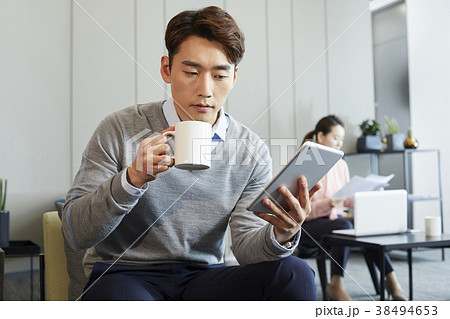 ビジネスマン タブレットピーシー タブレットPC 38494653