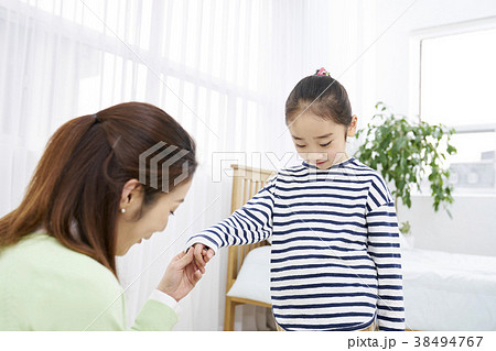 女の子 手を引く 手をにぎる 38494767