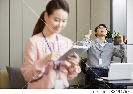 ノートパソコン ノートブック ビジネスマン 38494768