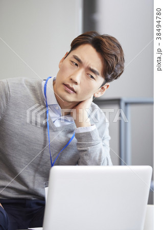 ノートパソコン ノートブック ビジネスマン 38494780