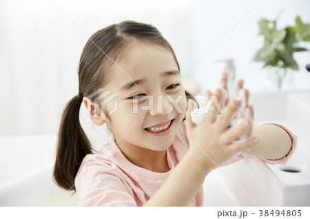 シンク 洗面台 女の子 38494805
