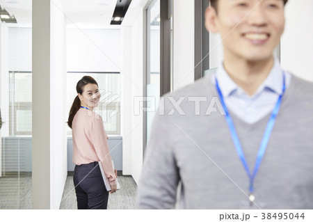 振り返っ表示 振り向く 笑顔 38495044