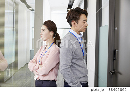 後ろ向き 背を向け合う そむける 38495062