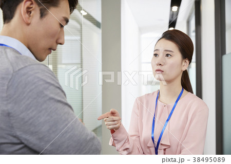 葛藤 見開き 対面 38495089