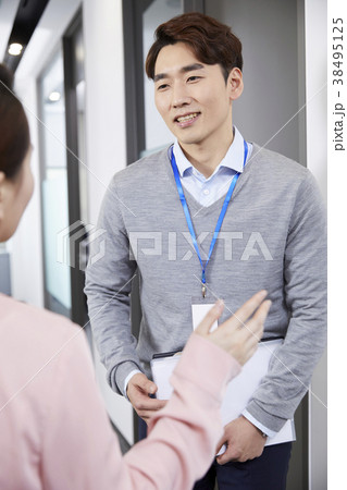 見開き 対面 向き合う 38495125