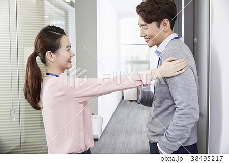 見開き 対面 向き合う 38495217