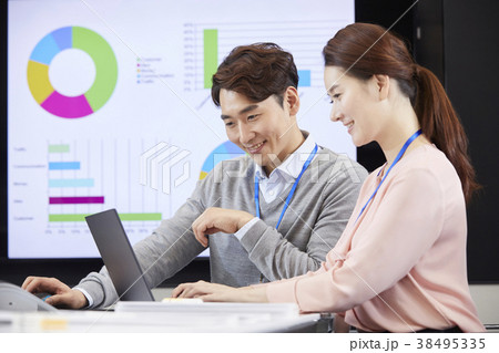 仲間 同僚 ビジネスマン 38495335