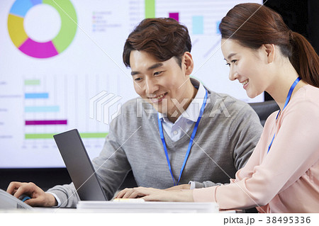 ノートパソコン ノートブック 笑顔 38495336