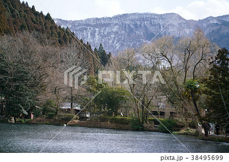 大分県由布市にある金鱗湖(Kinrinko in Yufuin, Oita, Japan) 大分県由布市にある金鱗湖(Kinrinko in Yufuin, Oita, Japan) 38495699