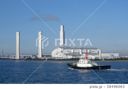 京浜運河を航行するタグボートと工場 京浜運河を航行するタグボートと工場 38496063