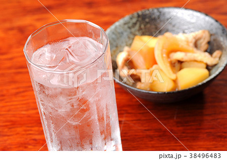 居酒屋 焼酎の水割りとおつまみ 居酒屋 焼酎の水割りとおつまみ 38496483