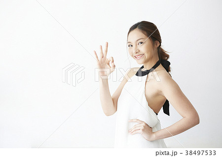 女性 モデルポーズの写真素材