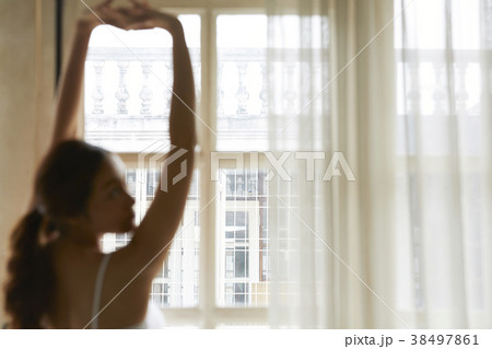 女性　リラックス 38497861