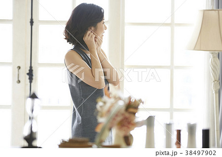 女性　ドレスアップ 38497902