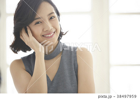 女性　ドレスアップ 38497959