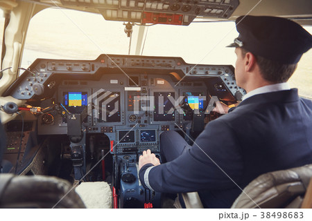 Pilot locating in cabin with appliances 38498683
