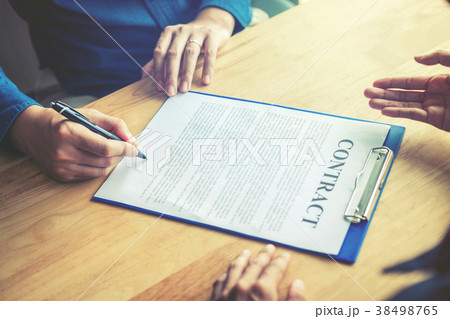 Business people negotiating a contract between Business people negotiating a contract between 38498765