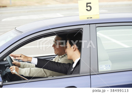 運転するシニア 自動車教習所 運転するシニア 自動車教習所 38499113