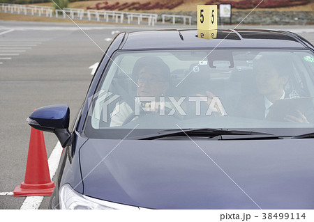 運転するシニア 自動車教習所 運転するシニア 自動車教習所 38499114