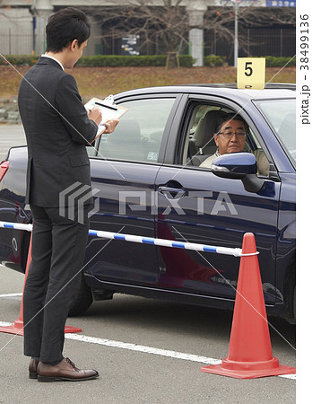 運転するシニア　自動車教習所 38499136