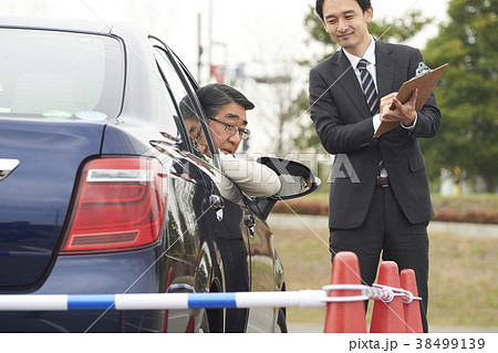 運転するシニア　自動車教習所 38499139