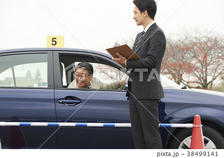 運転するシニア 自動車教習所 運転するシニア 自動車教習所 38499141