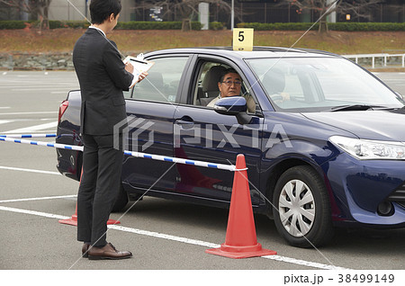 運転するシニア 自動車教習所 運転するシニア 自動車教習所 38499149