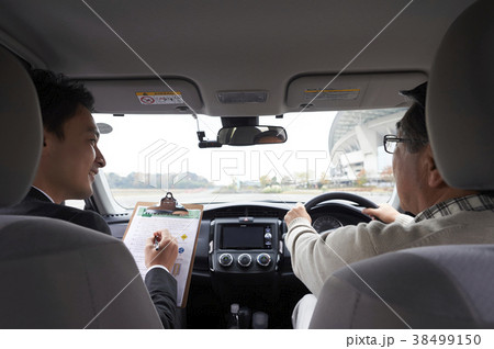 運転するシニア　自動車教習所 38499150