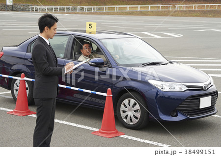 運転するシニア　自動車教習所 38499151