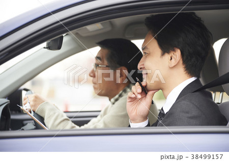 運転するシニア　自動車教習所 38499157