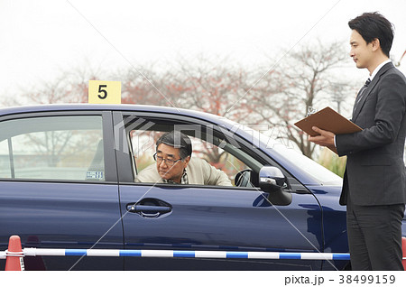 運転するシニア 自動車教習所 運転するシニア 自動車教習所 38499159