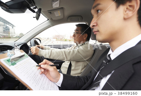 運転するシニア　自動車教習所 38499160