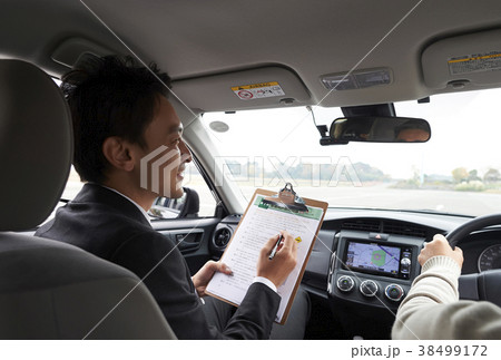 自動車教習所の教官の写真素材