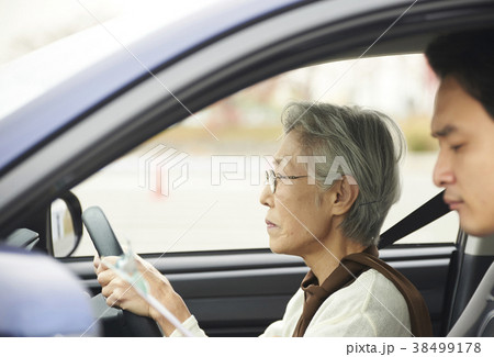 運転するシニア　自動車教習所 38499178