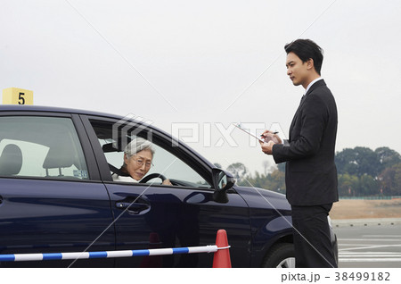 運転するシニア 自動車教習所 運転するシニア 自動車教習所 38499182