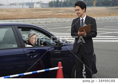 運転するシニア　自動車教習所 38499188