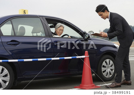 運転するシニア　自動車教習所 38499191