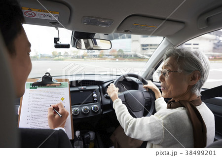 運転するシニア　自動車教習所 38499201