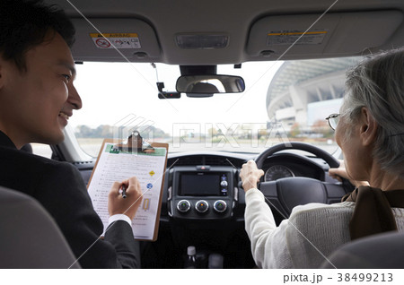 運転するシニア　自動車教習所 38499213