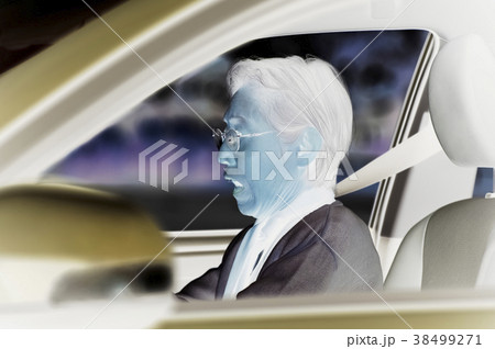 シニアドライバー　事故 38499271