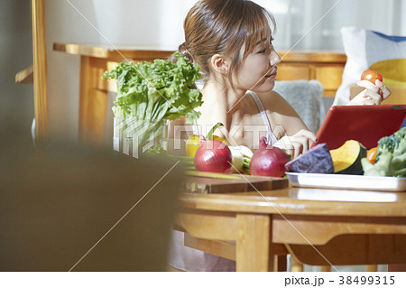 食生活にこだわる女性 ダイエット 食生活にこだわる女性 ダイエット 38499315