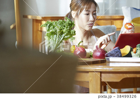 食生活にこだわる女性　ダイエット 38499326