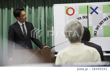 講義を受けるシニア 38499391