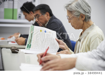 講義を受けるシニア 38499441