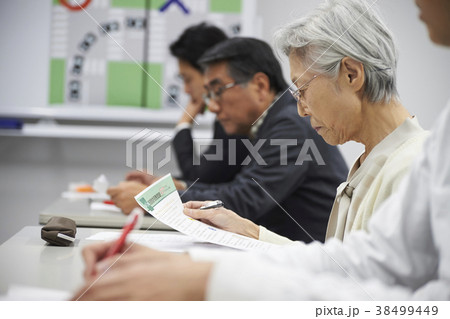 講義を受けるシニア 38499449