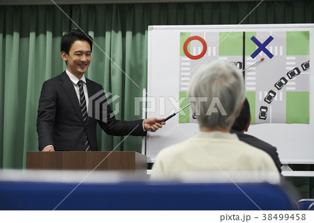 講義を受けるシニア 講義を受けるシニア 38499458