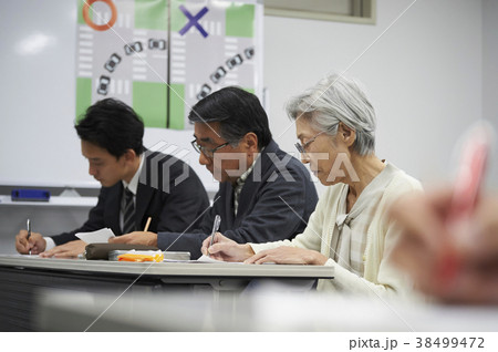 講義を受けるシニア 講義を受けるシニア 38499472