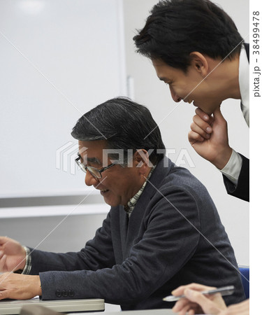 講義を受けるシニア 38499478
