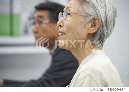 講義を受けるシニア 38499484