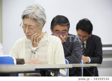 講義を受けるシニア 講義を受けるシニア 38499540